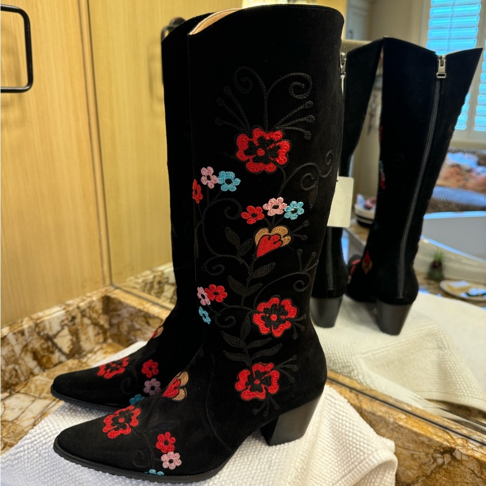 Vintage never worn handmade embroidered leather/suede boots, amazing detail!!